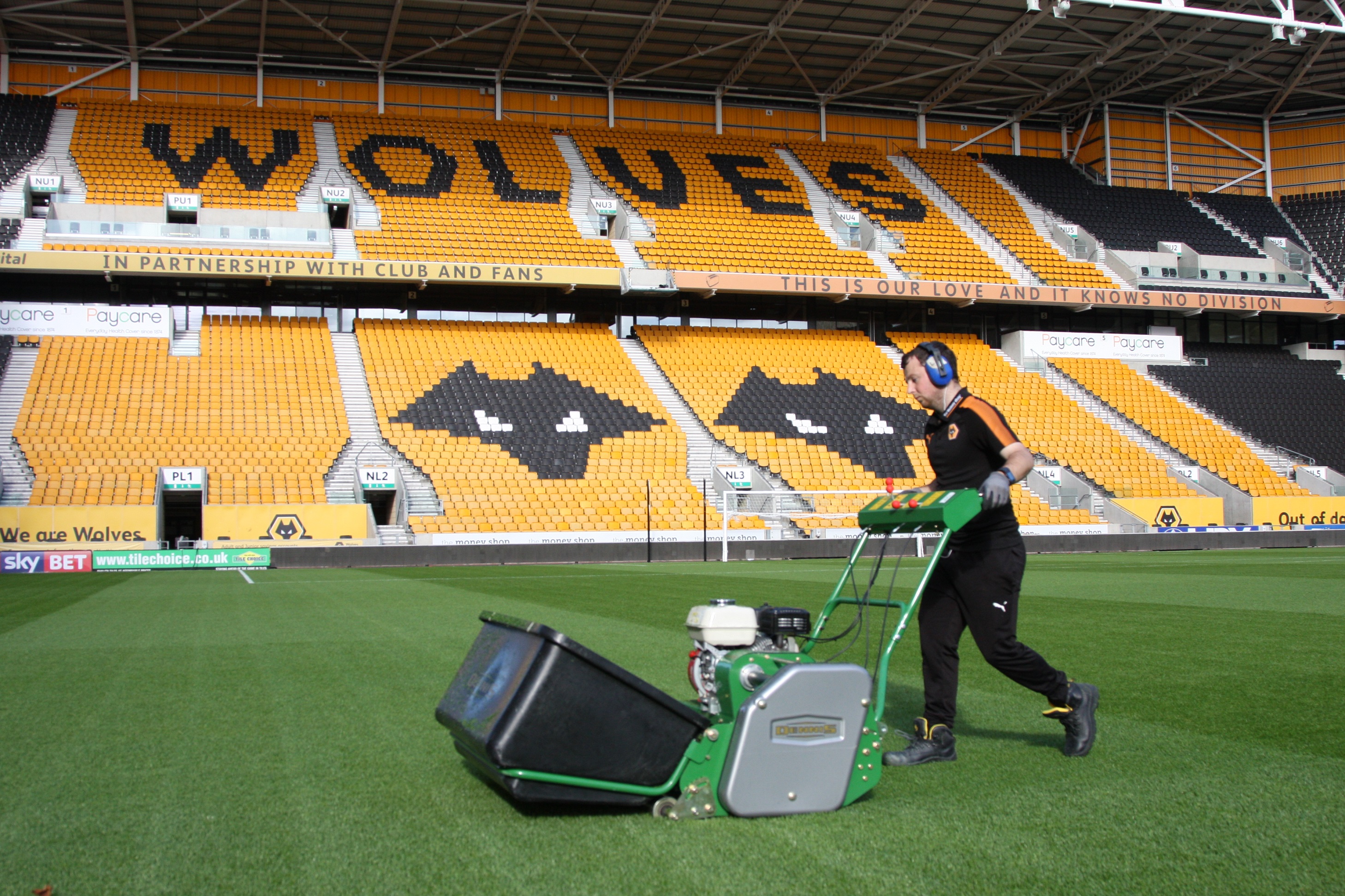 Wolves purchases Dennis G860 cylinder mowers as they head towards the Premiership