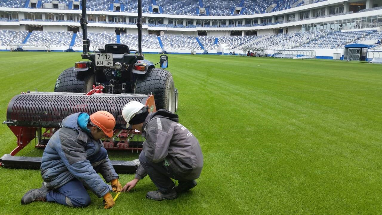 Which topdressers and Verti-Drains are being used in Russia?