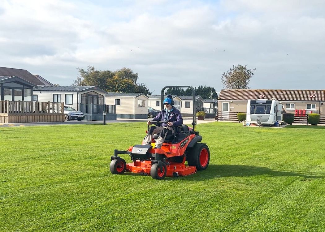 Kubota ZD1211 delivers ‘bowling green’ results at Windsor Holiday Park
